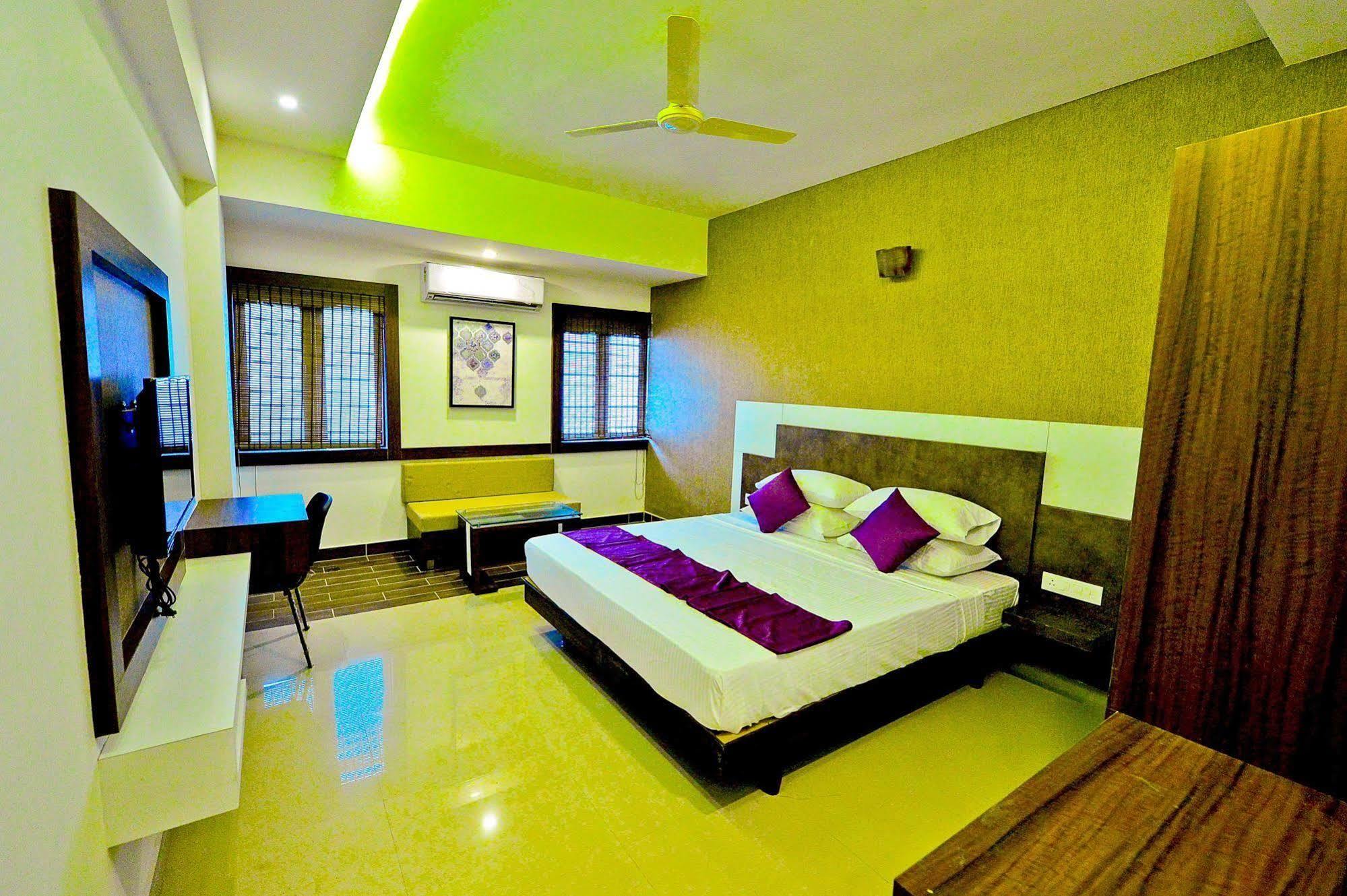 Qik Stay @ S.K. Continental Mysore Exterior foto